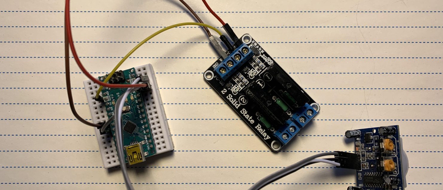 Arduino mit PIR Sensor und Relais, verbunden mit Kabeln