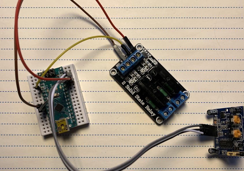 Arduino mit PIR Sensor und Relais, verbunden mit Kabeln