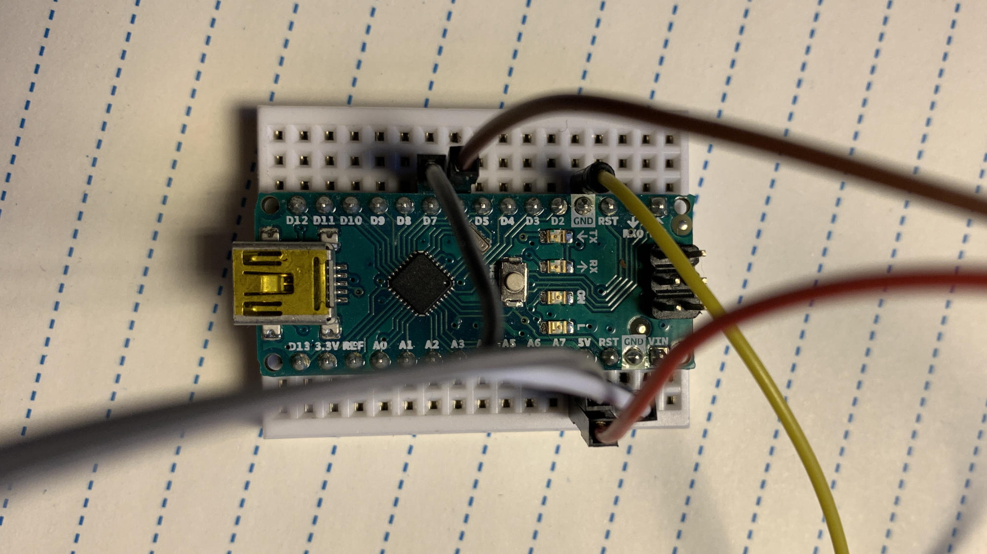 Arduino Nano auf einem kleinen Breadboard mit Kabeln